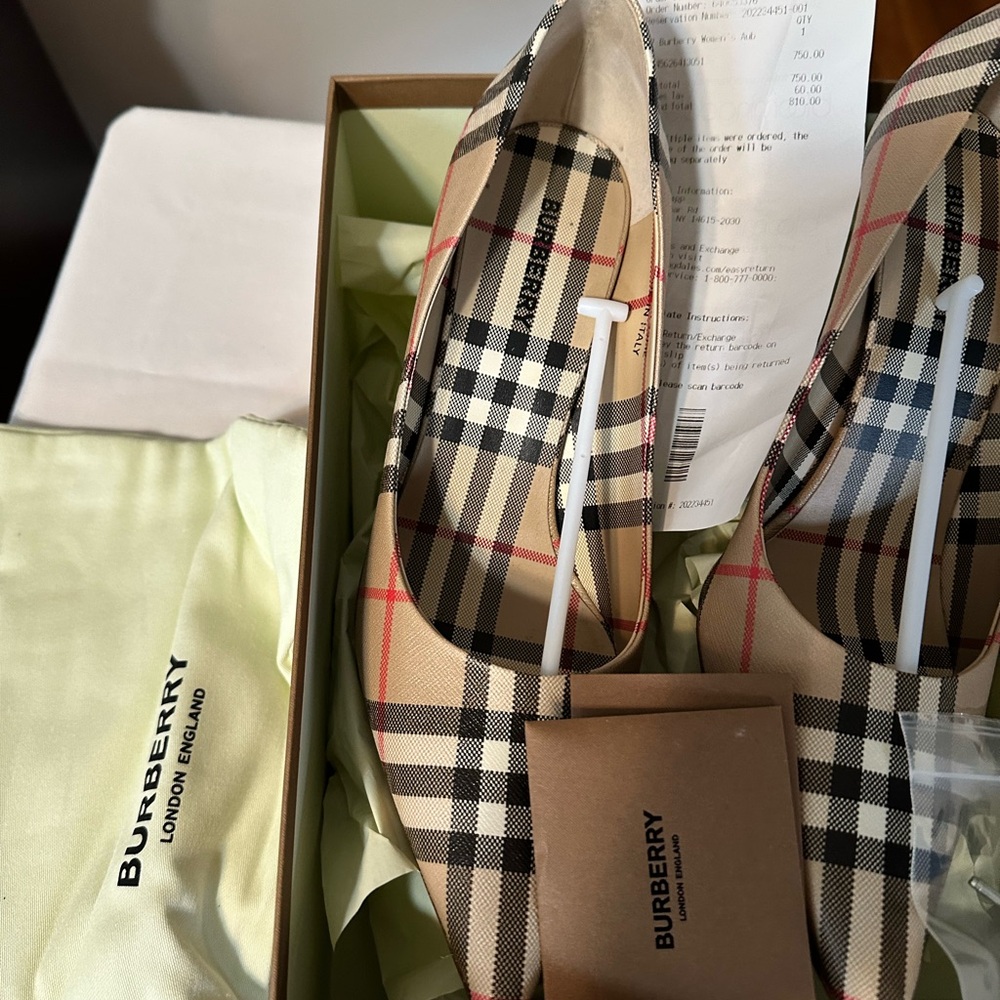 🔥🌸CLOSET BLOWOUT ! ☀️🌸Burberry Women's Classic check heels 👠 10.5